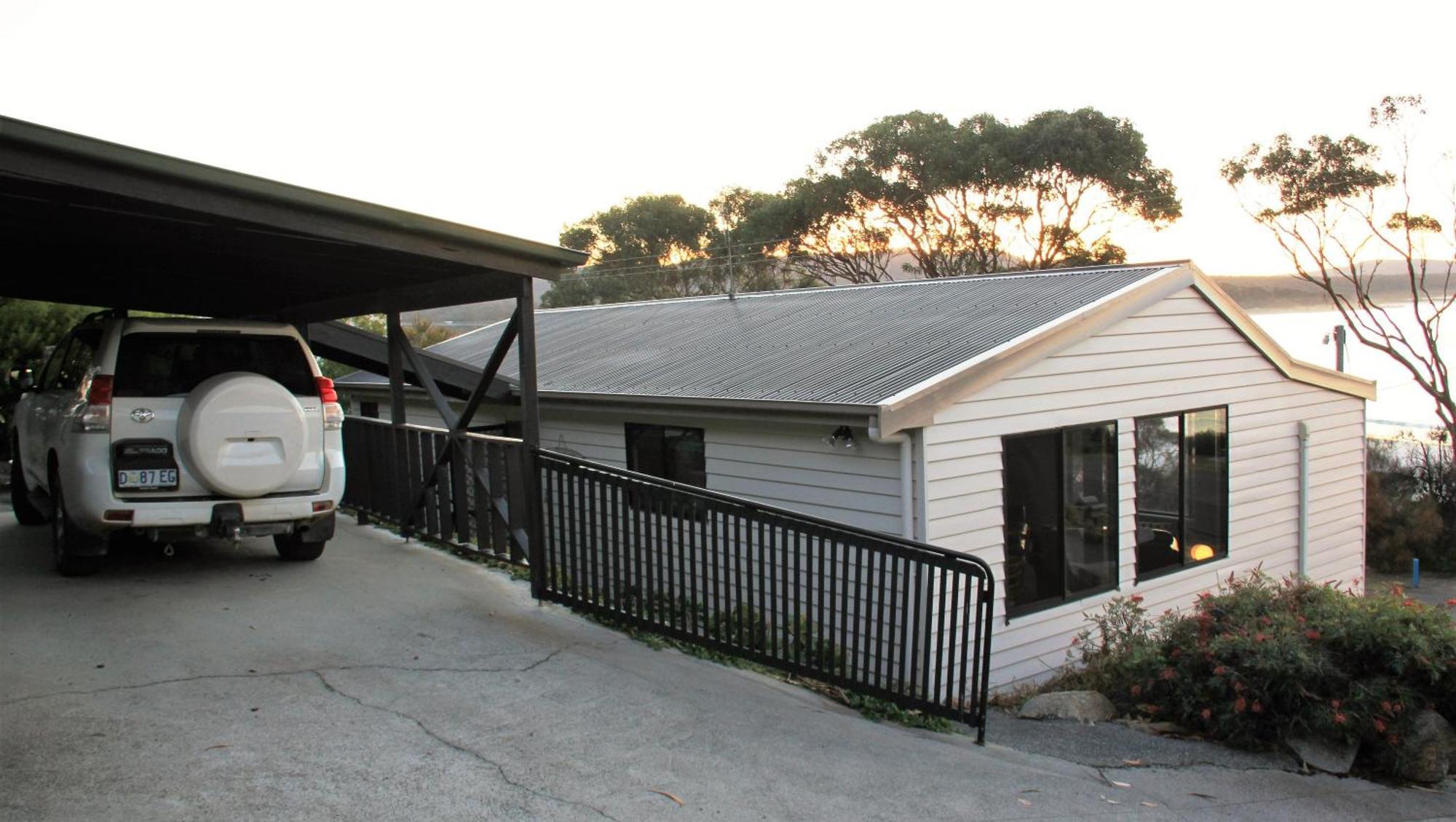 Kingfisher Cottage Beachfront At The Binalong Bay Exterior photo
